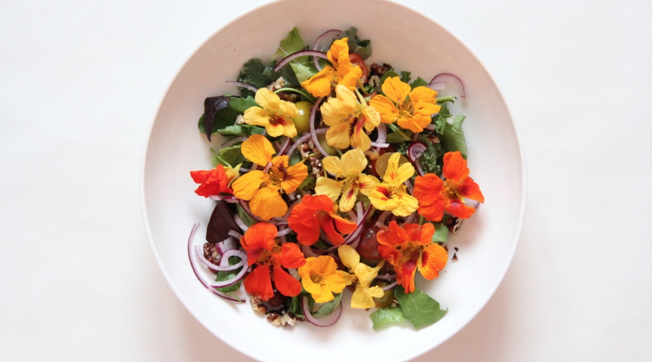 Салат с цветками настурции